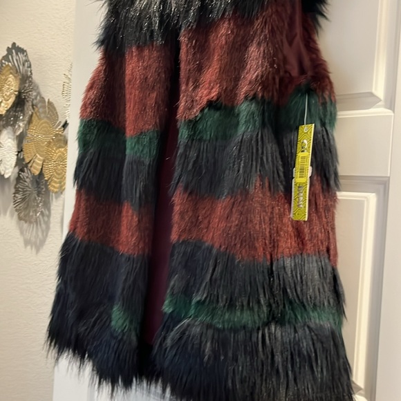 Faux fur Gianni Bini vest. Navy, burgundy and dark green. New with tags. Small - Picture 2 of 5